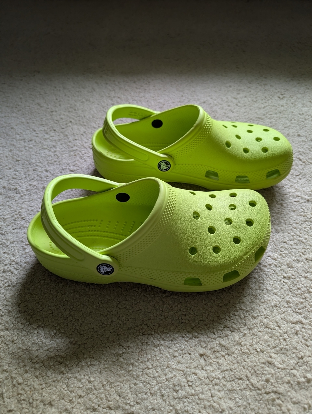 Neon Green Size J6 Or Women's Size 8-8.5 Crocs Clogs - Picture 3 of 10